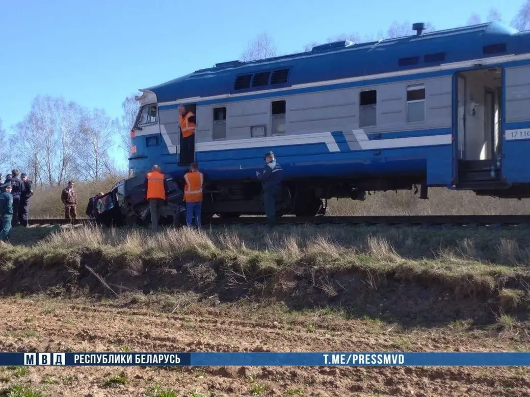 Легковушка попала под поезд, водитель погиб | bobruisk.ru