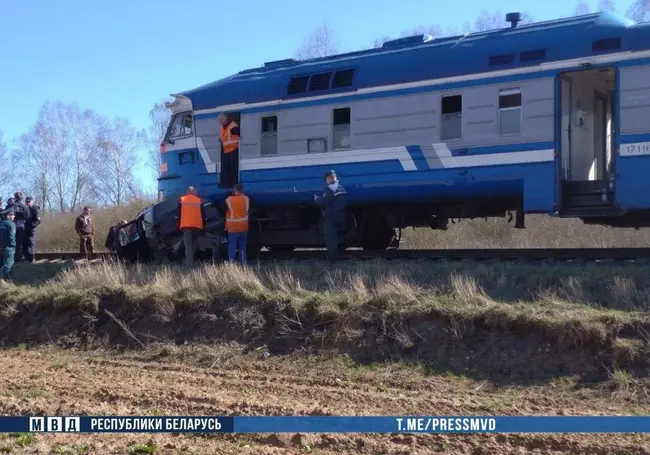 Легковушка попала под поезд, водитель погиб