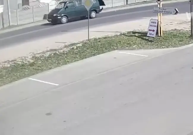 В Бресте из микроавтобуса на ходу выпали два пассажира (видео)