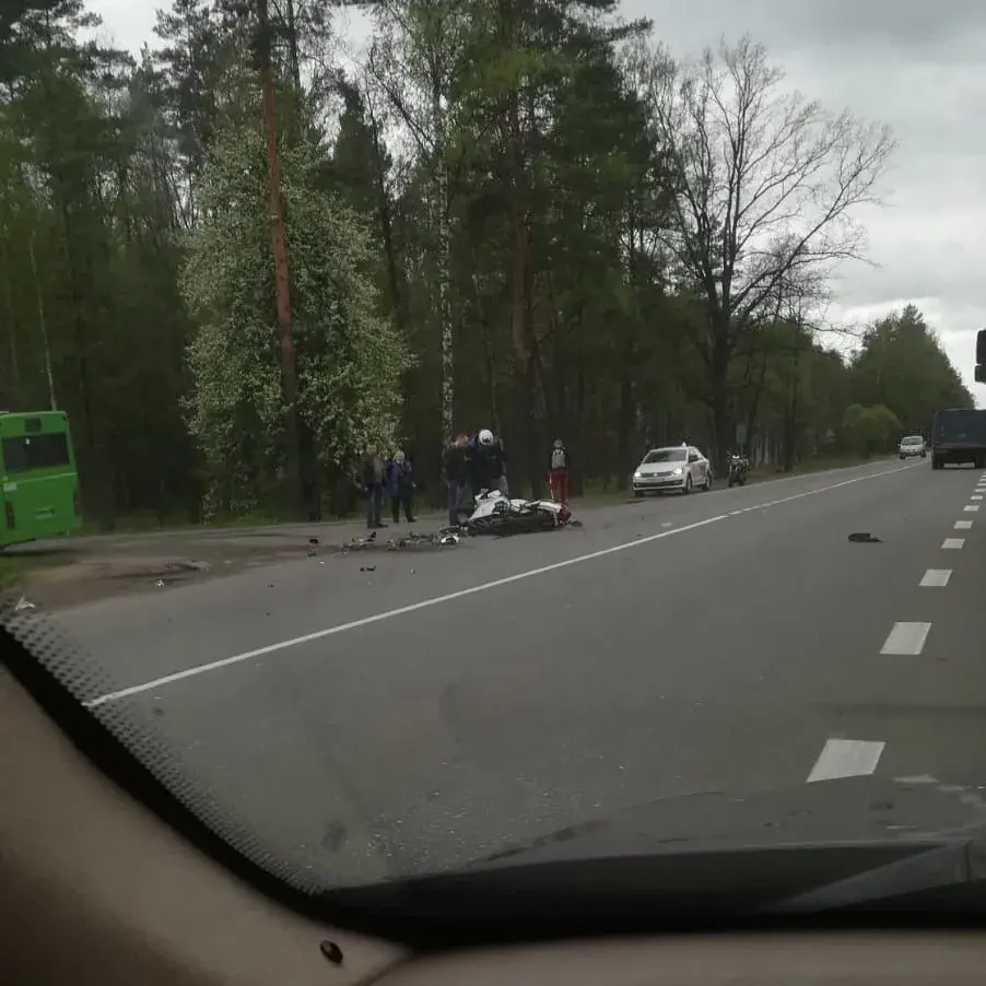 На выезде из Бобруйска жесткое ДТП с мотоциклистом (видео) | bobruisk.ru