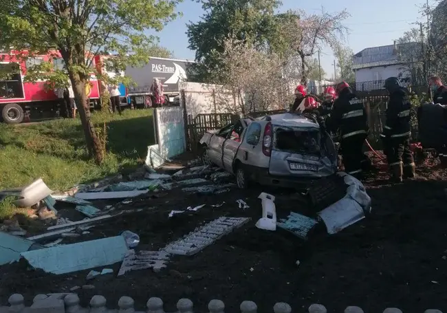 Под Бобруйском автомобиль пробил забор и влетел в огород (дополнено)