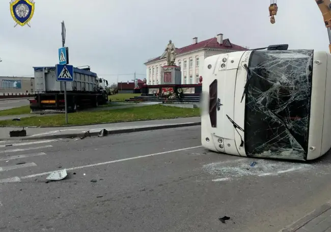 В Свислочском районе автопоезд протаранил и опрокинул рейсовый автобус с людьми