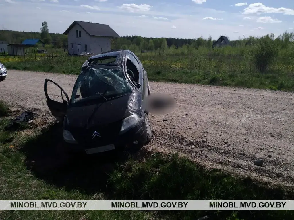 15.03.2020. Под Логойском несколько раз перевернулся Citroen, водитель погиб.