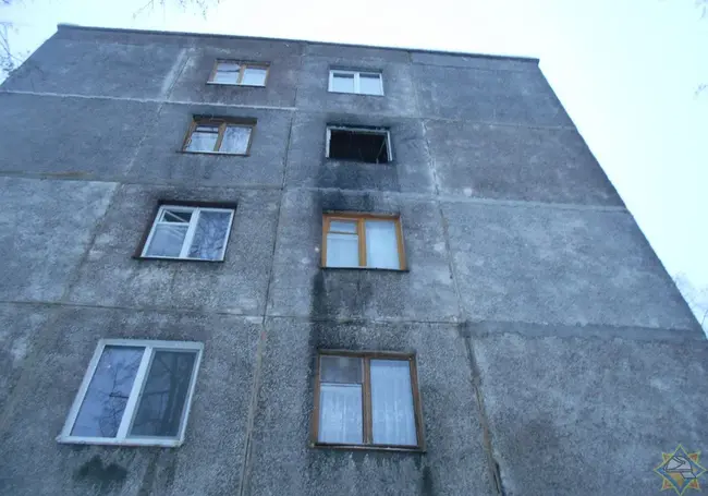 В Бобруйске из горящей квартиры спасли пенсионерку