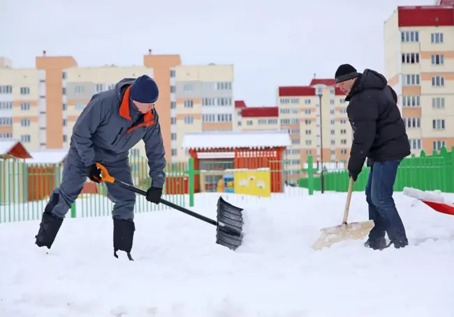 Руководство Бобруйска приняло участие в уборке снега на улицах и во дворах