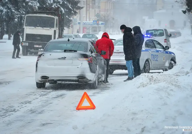 Машины застряли в снежном перемете, а отлетевший бампер «ранил» другое авто. Снежные выходные в Бобруйском районе
