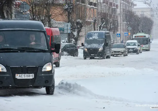 «В такой момент понимаешь, какие люди у нас отзывчивые». Как автомобилисты города спасали друг друга в снегопад
