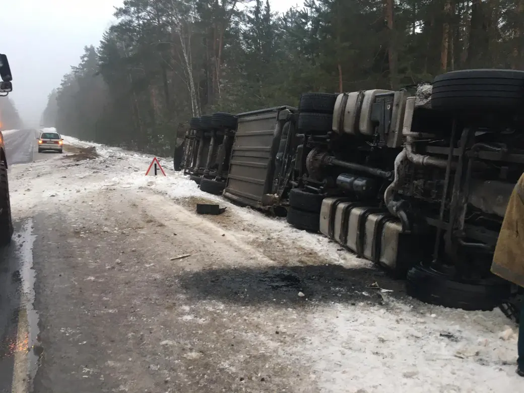 Под Бобруйском опрокинулась фура с яблоками. Водитель в больнице |  bobruisk.ru