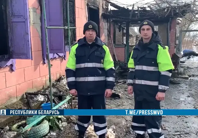 Появилось видео, как сотрудники ГАИ спасают мужчину из горящего дома под Бобруйском