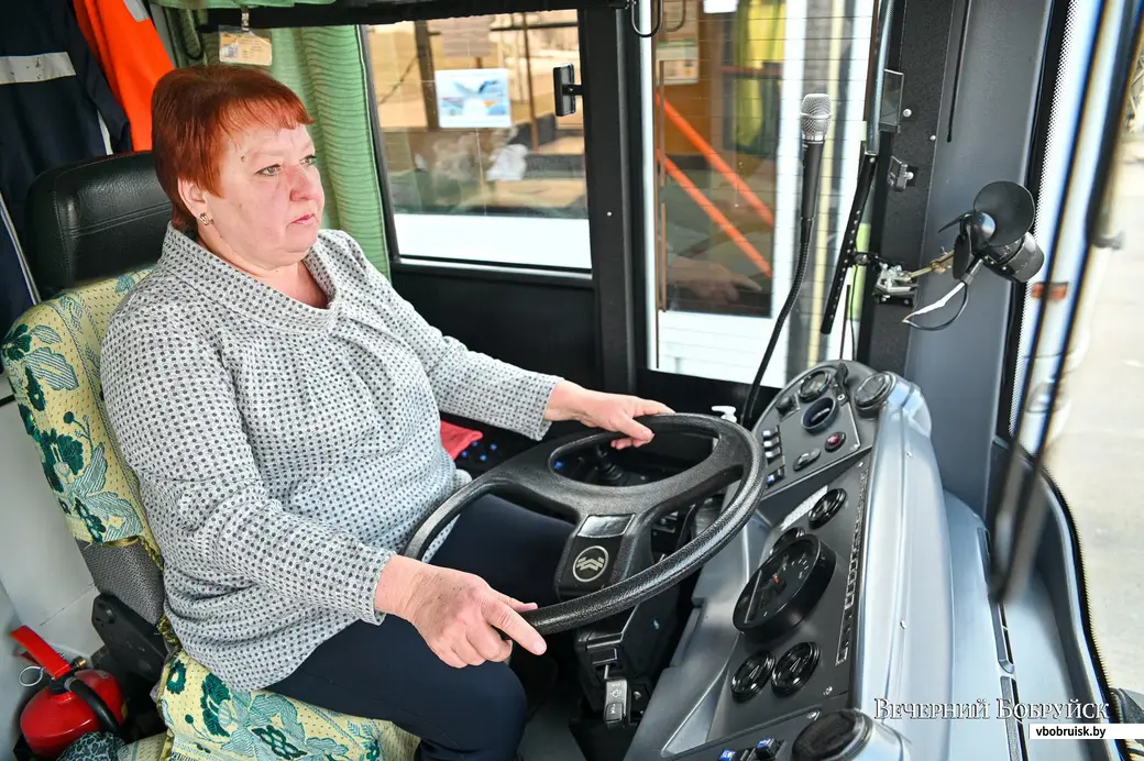 Женщины водят троллейбус - 8 марта - ру