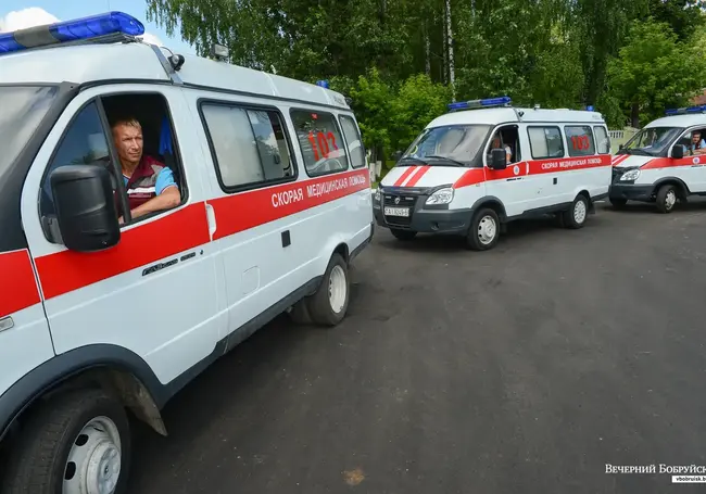 Под Минском девушка выпала из окна шестого этажа: сидела на подоконнике