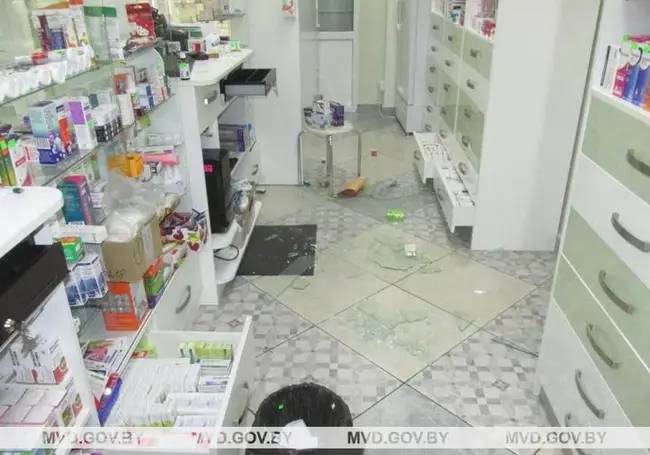 В мозырской аптеке пьяный мужчина головой разнес витрину: не было настойки календулы (Видео)
