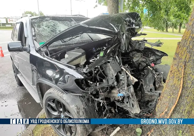 В Гродно водитель BMW X5 уходил от погони ГАИ и «влетел» в дерево – видеофакт