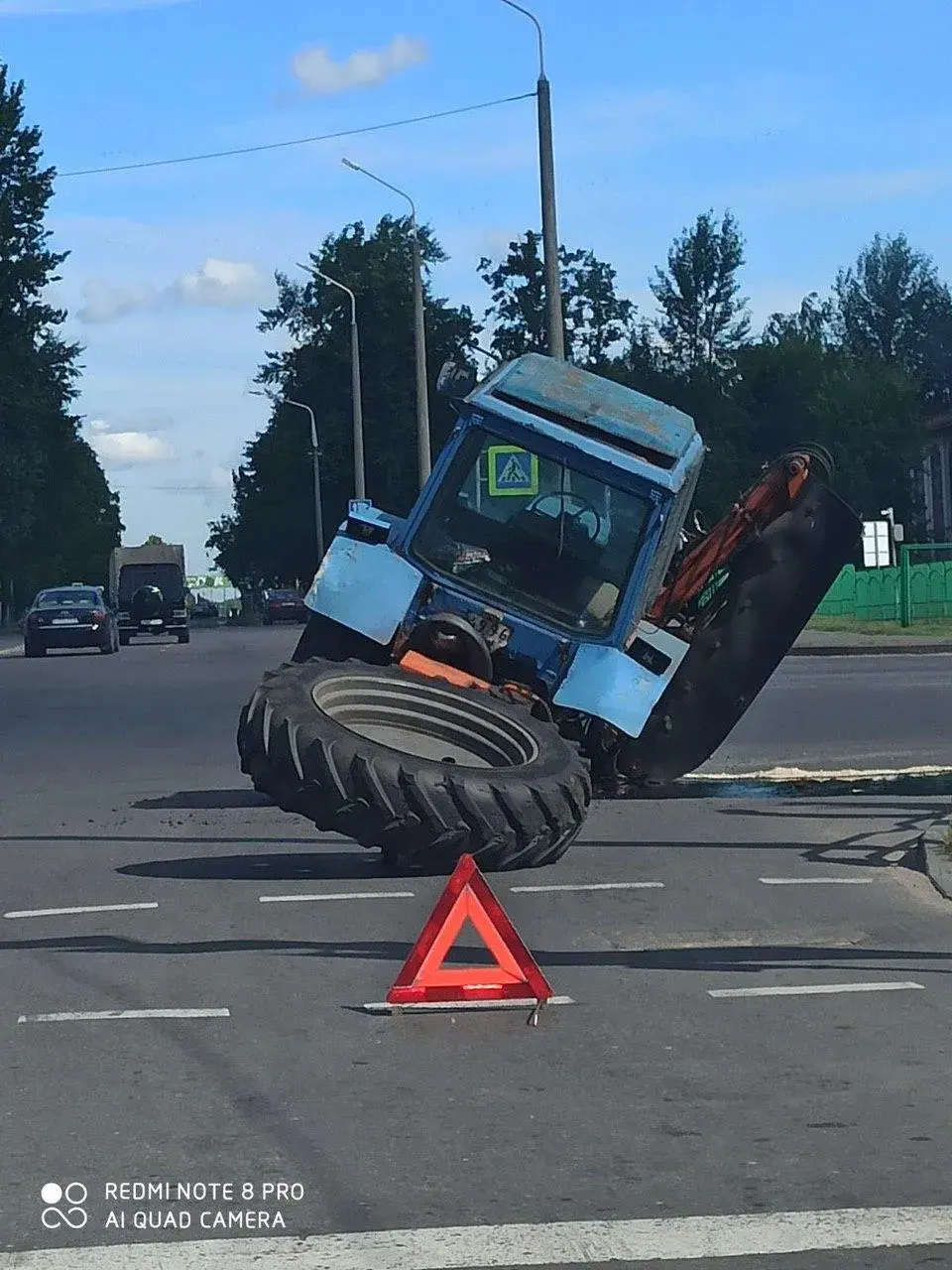 У трактора в Бобруйске прямо на дороге отвалилось колесо. Фотофакт |  bobruisk.ru