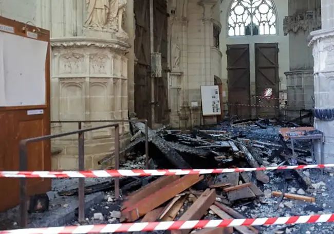 Пожар в готическом соборе XV века во французском Нанте потушили
