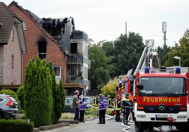 В Германии на жилой дом упал самолет. Есть погибшие