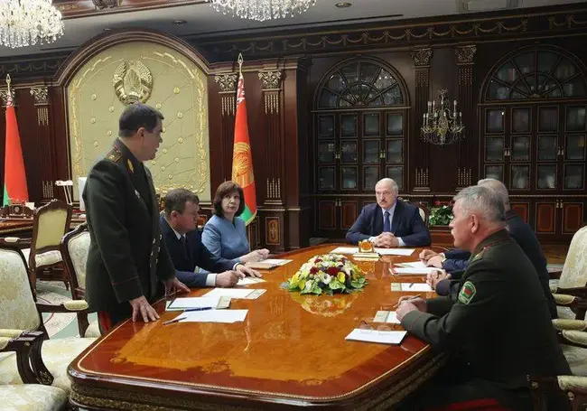 Лукашенко созвал срочное совещание с членами Совбеза