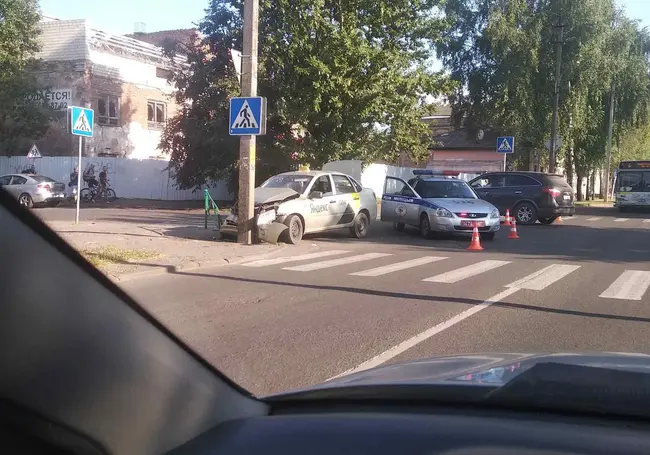 ДТП с участием такси и столба. Фотофакт