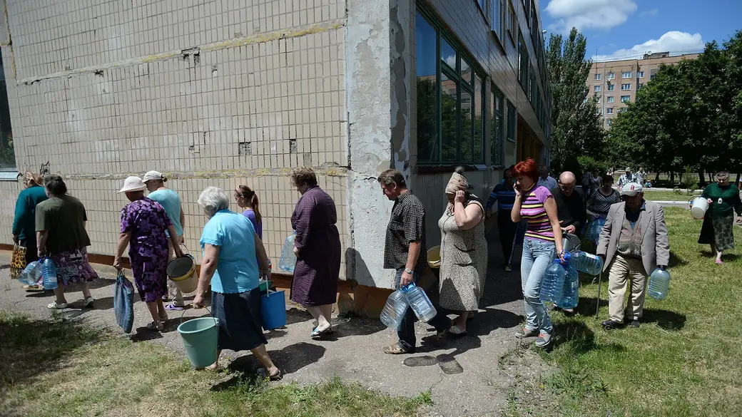 Власти Крыма привезли населению воду. Фото Life.ru