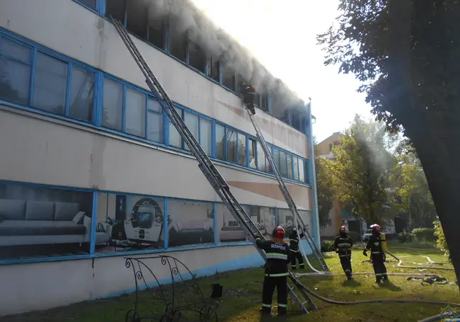 В Жлобине горело 3-х этажное здание бывшей фабрики художественной инкрустации