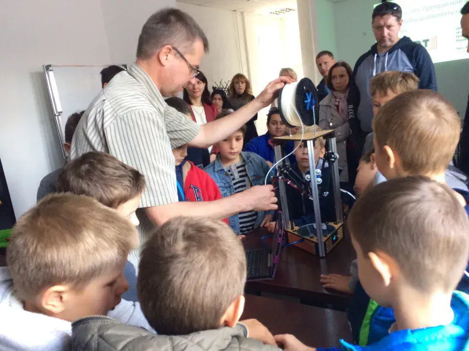Дети с интересом знакомятся с 3D принтером. Фото: тайм-клуб.