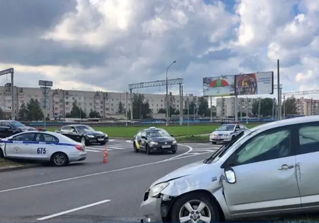 В Минске автомобиль ГАИ, сопровождавший милицейскую спецтехнику, попал в ДТП