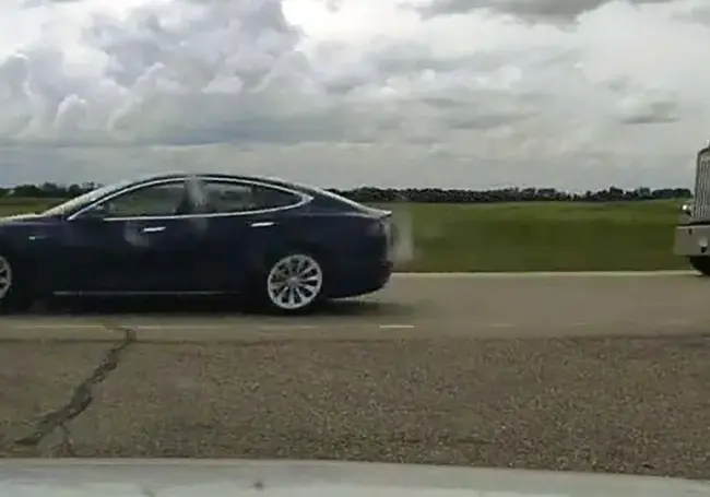 В Канаде автомобиль Tesla на автопилоте уходил от полиции на скорости 150 км/ч