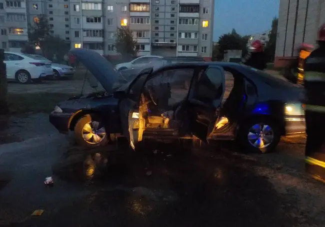 В Бобруйске огонь полностью уничтожил салон машины на парковке во дворе