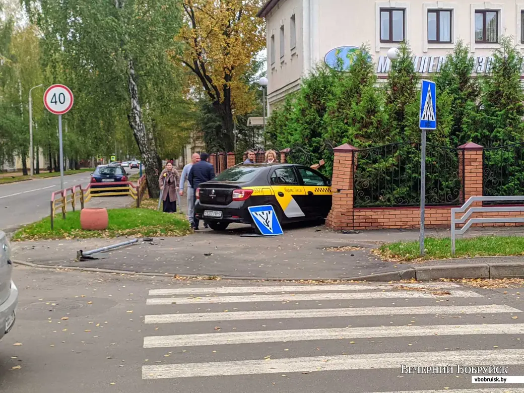 В Бобруйске водитель такси протаранил забор и влетел во двор  «Могилевсоюзпечати». Комментарий милиции | bobruisk.ru