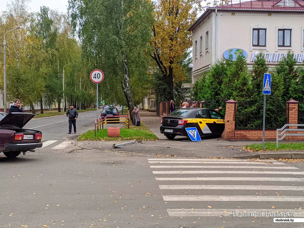 В Бобруйске водитель такси протаранил забор и влетел во двор  «Могилевсоюзпечати». Комментарий милиции | bobruisk.ru