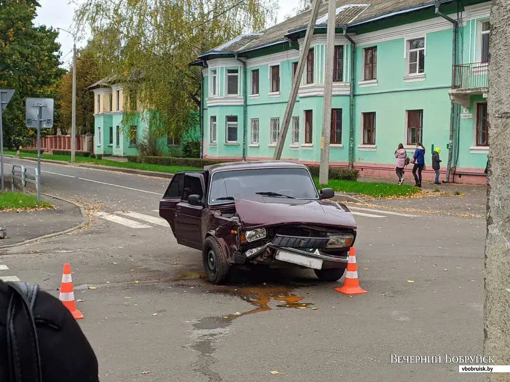 В Бобруйске водитель такси протаранил забор и влетел во двор  «Могилевсоюзпечати». Комментарий милиции | bobruisk.ru