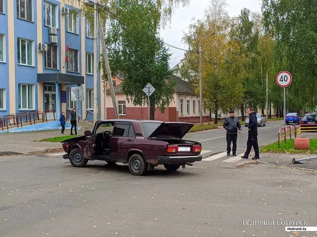 В Бобруйске водитель такси протаранил забор и влетел во двор  «Могилевсоюзпечати». Комментарий милиции | bobruisk.ru