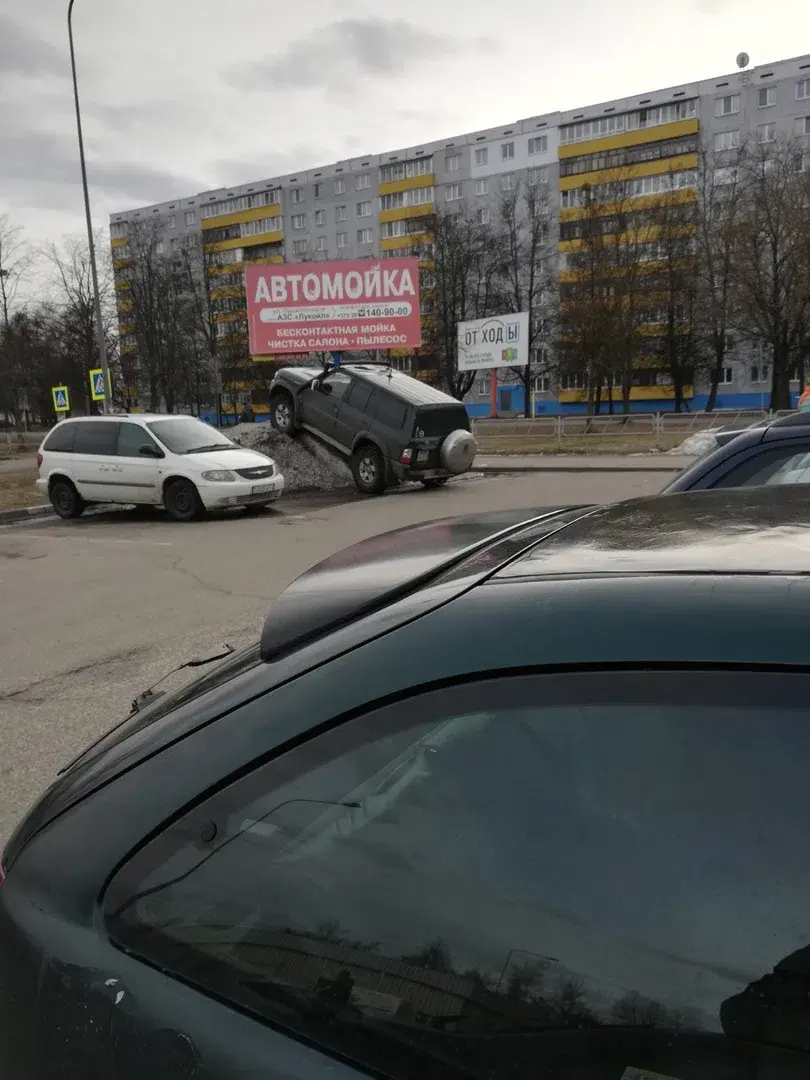 Бобруйский водитель внедорожника нашел оригинальный способ парковки:  смотрите | bobruisk.ru