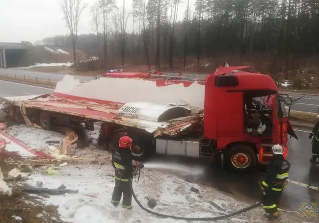 МЧС опубликовало видео, как доставали водителя из «смятой» фуры, попавшей в ДТП под Бобруйском