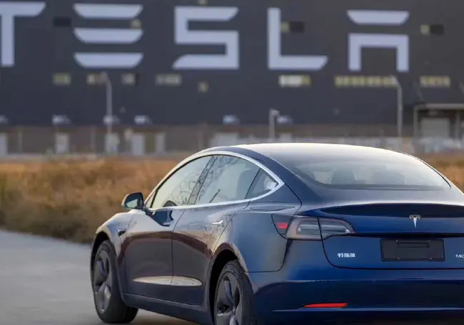 Китай запретил чиновникам и военным ездить на Tesla