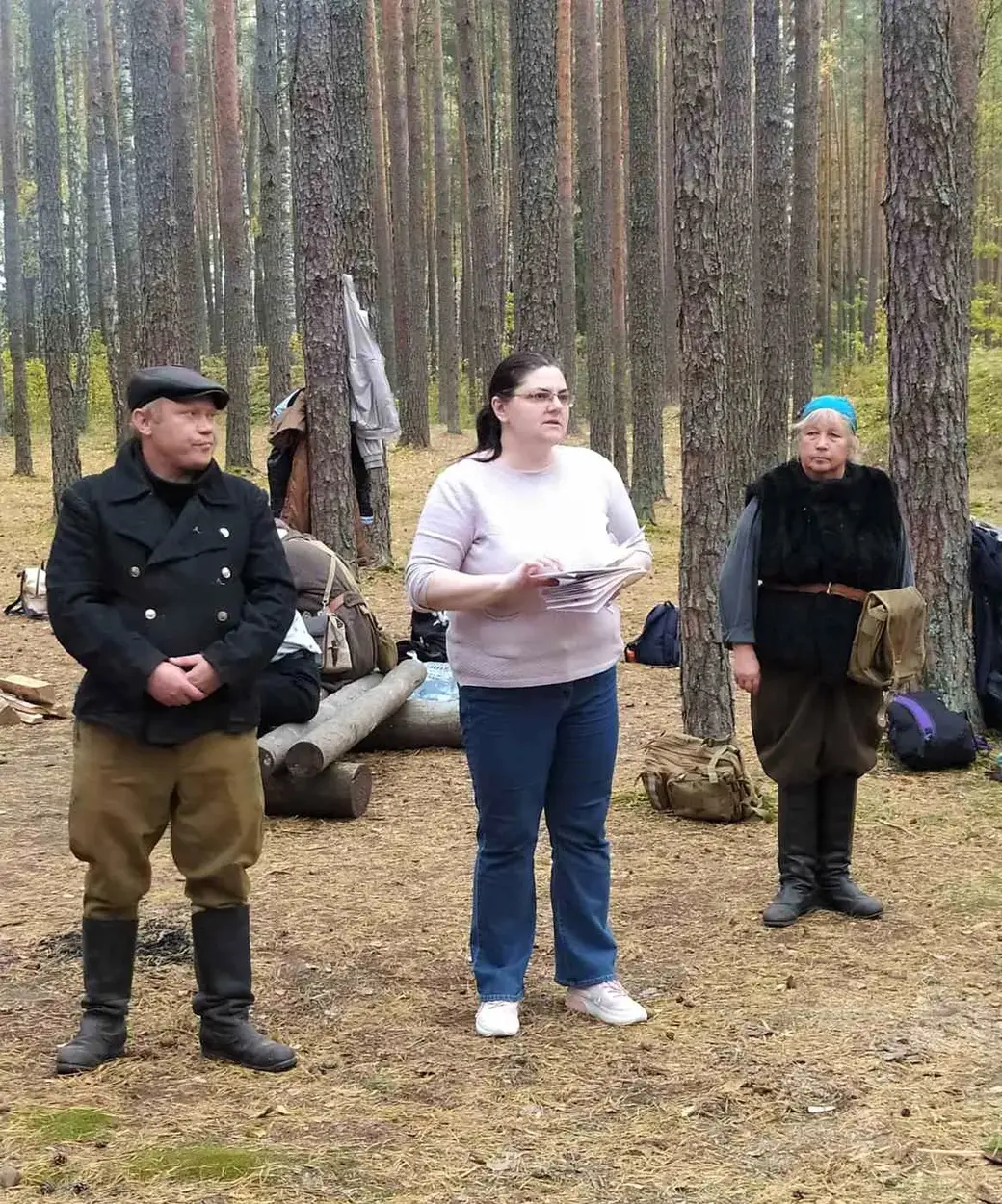 В плащ-палатке с деревянным ППШ. Как юные туристы партизанили в лесу под  Кличевом | bobruisk.ru