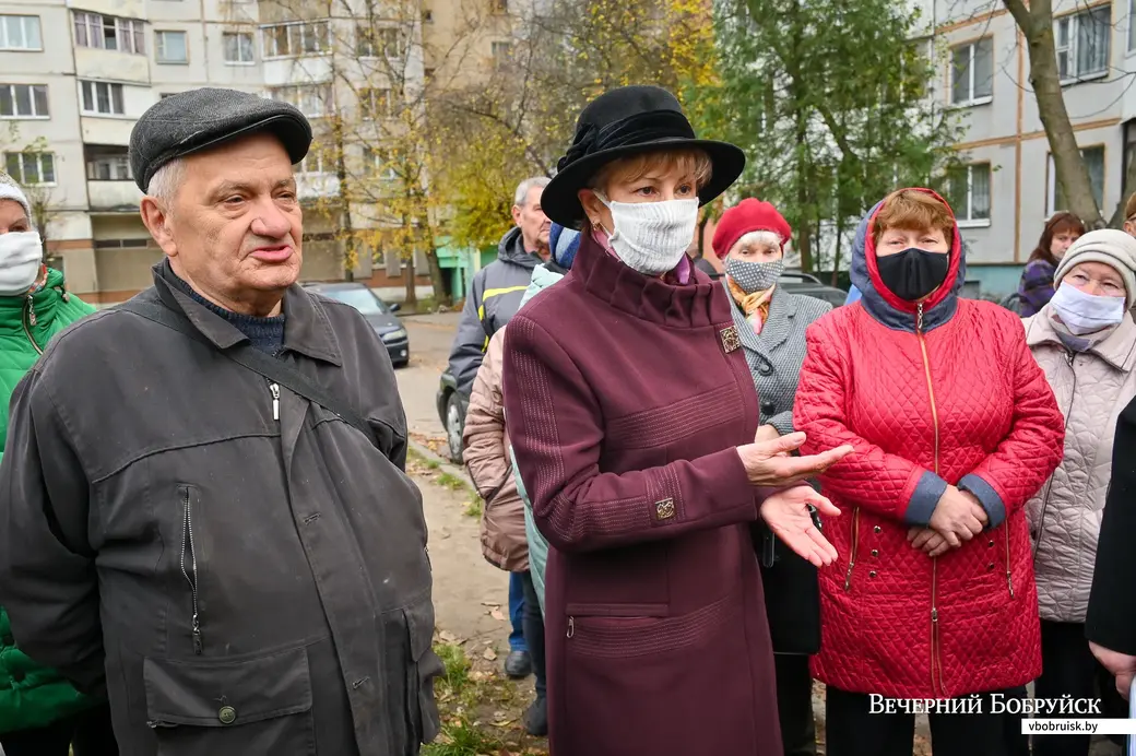 11.11.2020. Бобруйск. Жильцы домов на улице Ульяновской протестуют против вырубки сквера у гостиницы «Юбилейная»