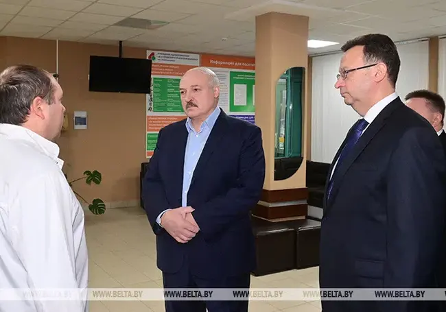 Лукашенко поручил не задерживать в больницах идущих на поправку больных коронавирусом