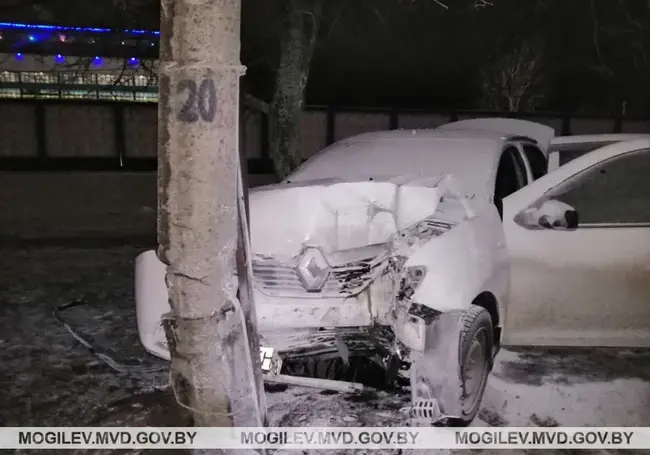 В Бобруйске водитель не справился с управлением и врезался в столб