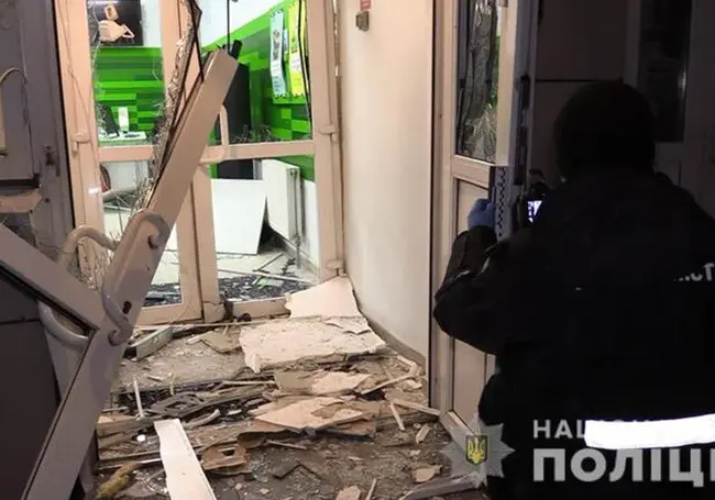 В Киеве мужчина бросил взрывчатку в отделение банка