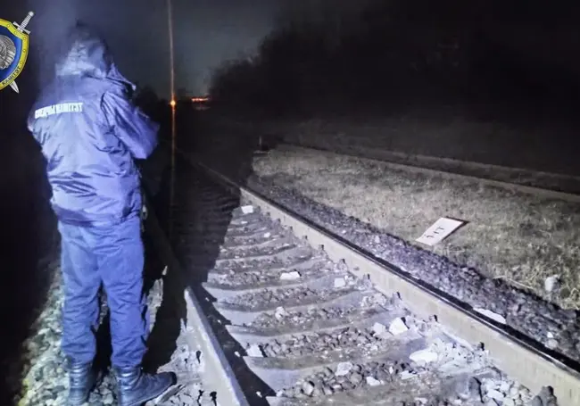 В Лиде бетонным столбом перекрыли железнодорожные пути, в него врезался поезд