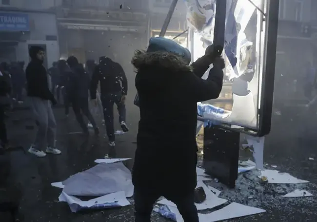 Беспорядки в Брюсселе: протестующие громят магазины, сожгли полицейский участок и напали на короля страны. Фото, видео