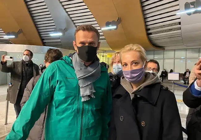 Алексея Навального задержали в московском аэропорту