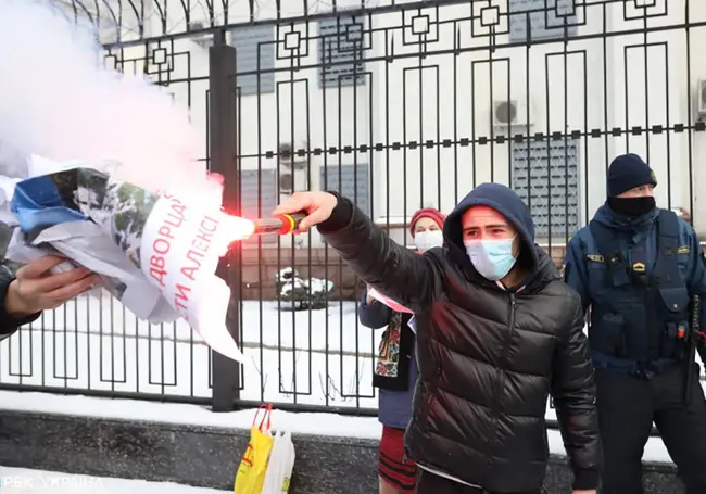 В Киеве националисты напали на либералов, которые проводили акцию в поддержку Навального (видео)