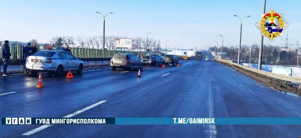 МКАД, 23 января 2021 года. В результате ДТП пять автомобиле получили механические повреждения.