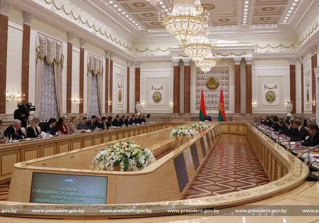 Лукашенко заявил о выходе на финишную прямую в работе над новой конституцией