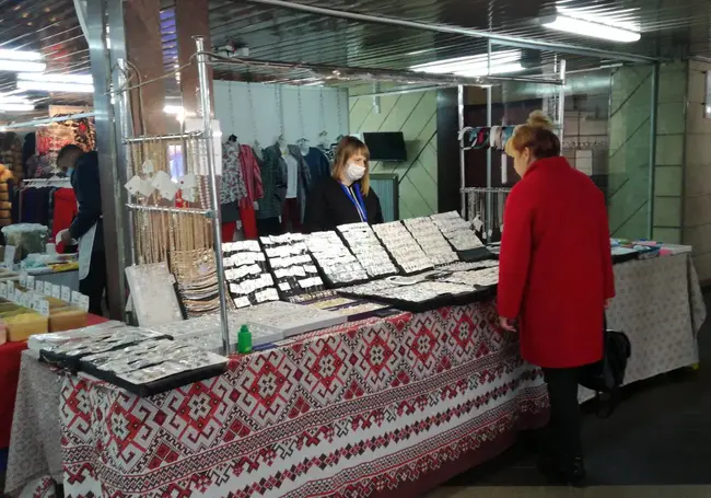 От саженцев и меда до одежды: в Бобруйске открылась ярмарка «Листопад». Фото