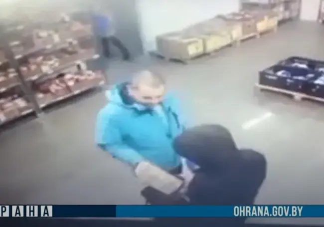 В Бобруйске мужчина украл из магазина 25 палок колбасы и конфеты