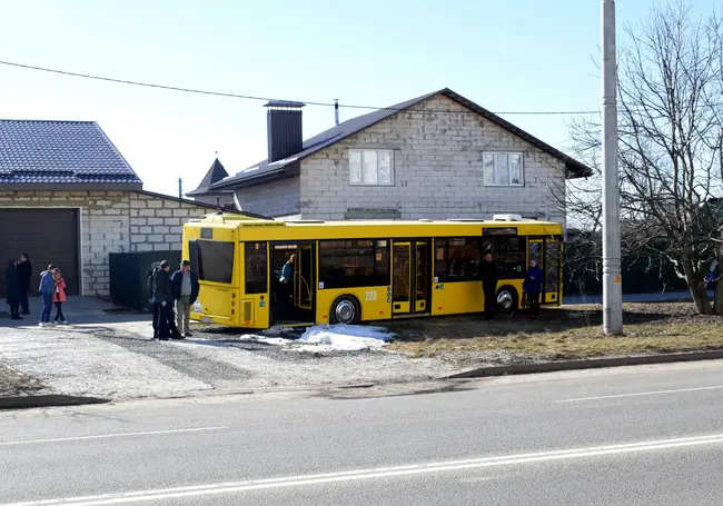 В Бобруйске автобус с пассажирами вылетел на тротуар: водитель умер за рулем