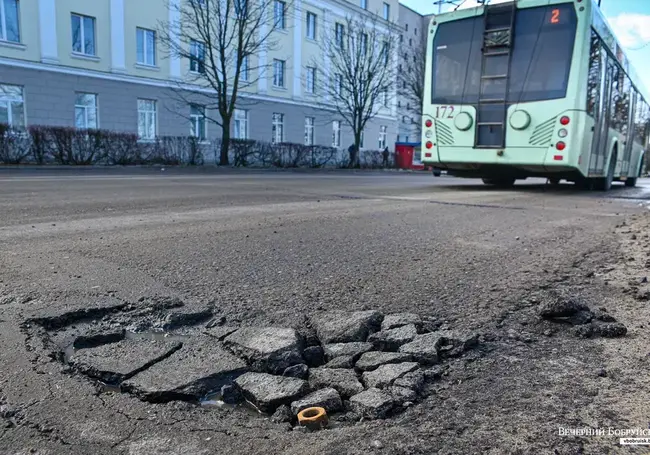 «Качество дорог в Бобруйске оставляет желать лучшего». Почему дороги плохие, и кто это контролирует?